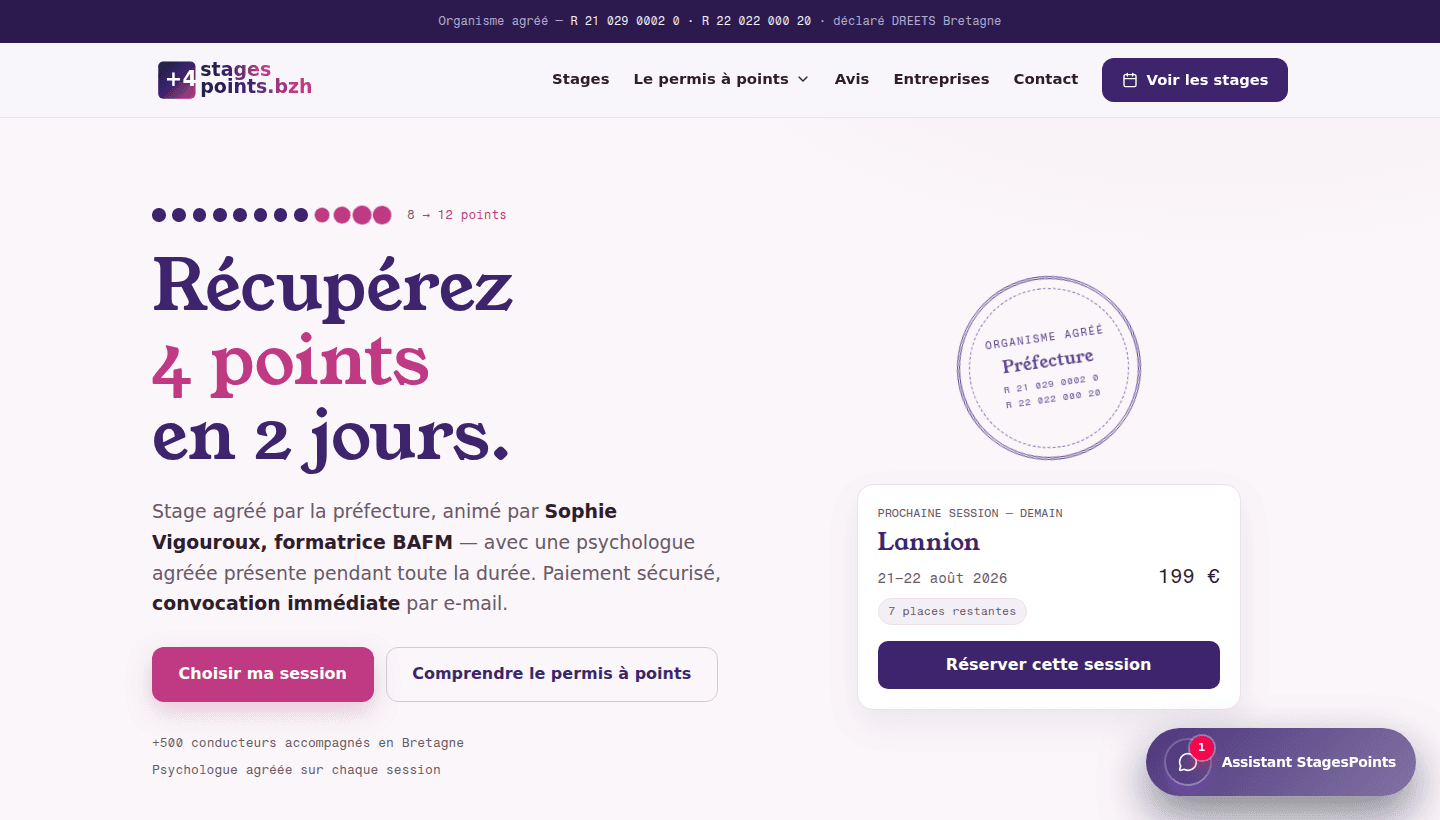 Page d’accueil de StagesPoints.bzh : l’accroche « Récupérez 4 points en 2 jours », le tampon d’agrément préfectoral, et la carte de la prochaine session avec sa ville, ses dates, son tarif et le nombre de places restantes — mis à jour en direct.